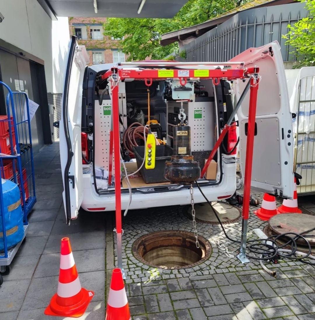 Servicefahrzeug mit Kran